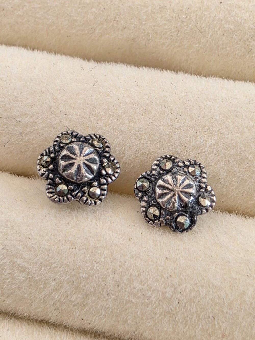 925 Sterling Silver Marcasite Style Floral Stud Earrings • 1.29g